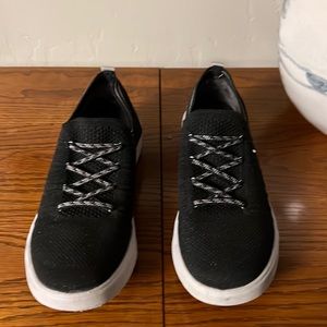 BZees Black tennis shoes